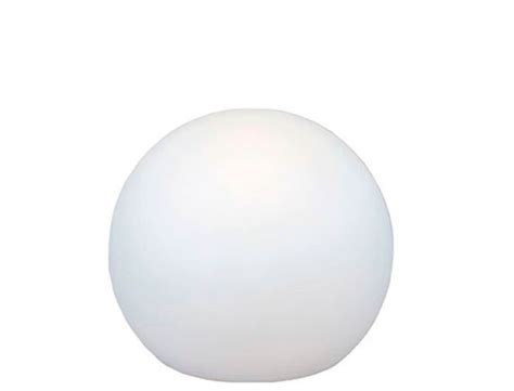 Záhradná kompozícia s bielym veľkokvetým plamienkom na drevenej treláži