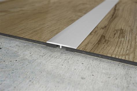 Ilustrácia správnej techniky striekania postreku na podlahové lišty a koberce