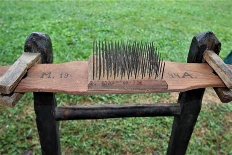 Dobové náradie na spracovanie ľanu: trlice (lamačky), raf, česaky