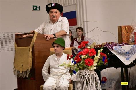 Ilustrácia znázorňujúca ľudskú ruku sadzujúcu semienko pochybnosti do mysle.