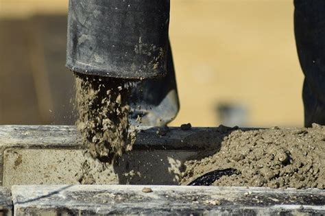Liatie a vibrovanie betónu do debnenia