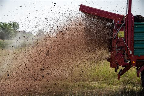 Ilustračná fotografia rôznych druhov maštaľného hnoja