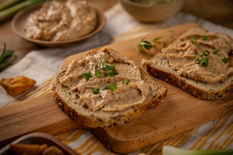 Tematické foto: Hotová škvarková pomazánka podávaná s čerstvým pečivom a pažítkou