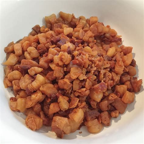 Ilustračné foto: Čerstvé domáce škvarky a ďalšie ingrediencie na prípravu pomazánky