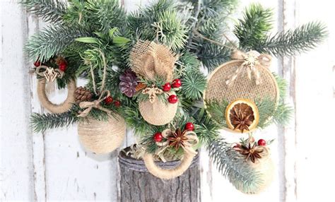 Ilustrácia zoskupenia črepníkov pri stene domu s obalom z jutoviny a vianočnou dekoráciou.