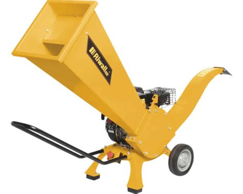 Benzínový drvič konárov Riwall PRO RPS 7058 v prevádzke na záhrade