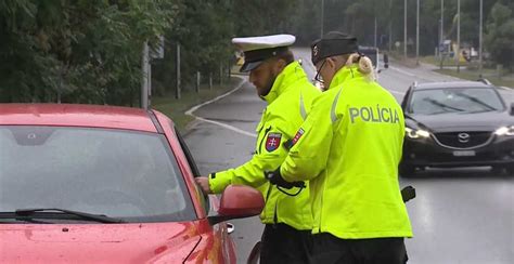 Ilustračná fotografia policajta pri práci