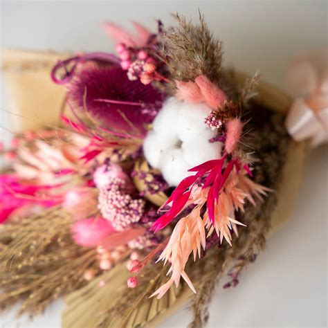 Detailná fotografia kvetov Eustomy v rôznych farbách a štádiách otvorenia