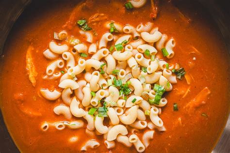 detailná ilustrácia cukrovej trstiny s kolienkami a listami