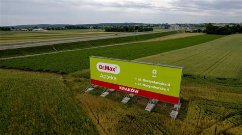 Tematické foto: Rôzne formy reklamy v modernom meste (billboardy, digitálne obrazovky)