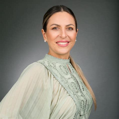 Schéma sadenia vŕbových prútikov pod uhlom 60° so znázornením hĺbky zapustenia a vzdialenosti medzi prútmi