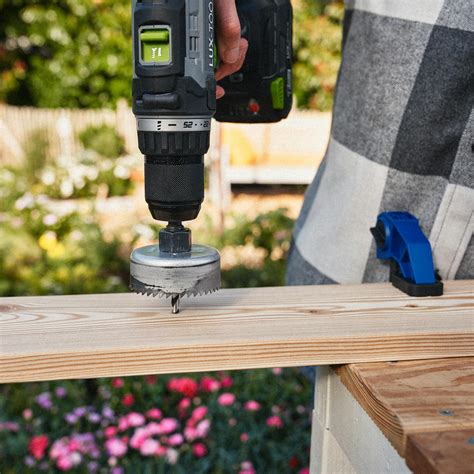 Inštruktážna fotografia: dvaja záhradkári sadia vŕbu pomocou vŕtačky a kalibračnej latky