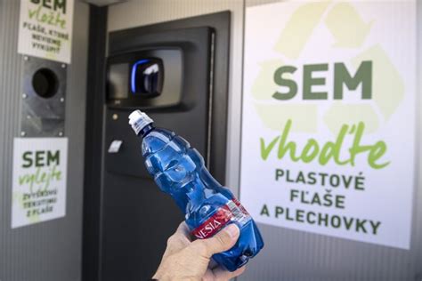 Tematická fotografia zálohovaných PET fliaš a plechoviek s logom Z