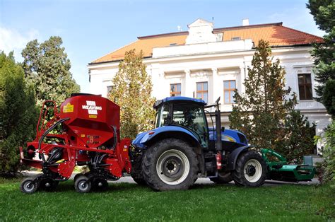 Tematické foto: Záhradník hnojí pôdu