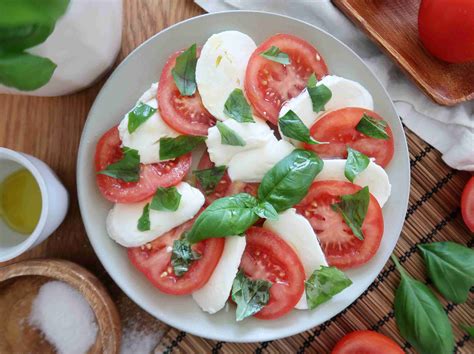 Ilustračné foto pripraveného carpaccia s mozzarellou, paradajkami a bazalkou
