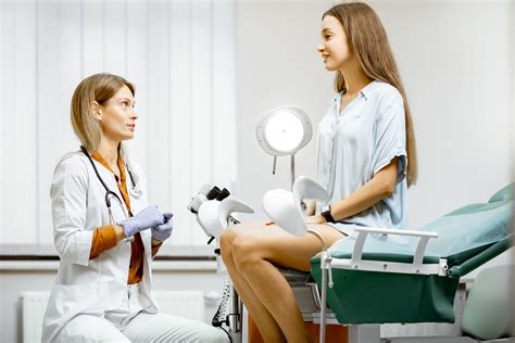 Ilustračné foto: žena konzultuje s gynekológom
