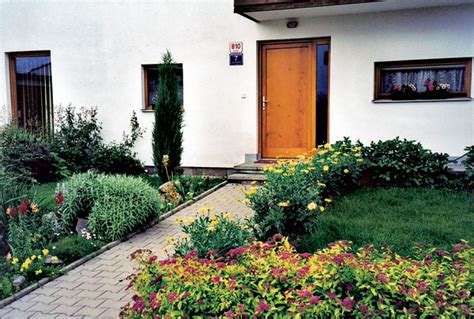 Tematická fotografia tují pred vchodom do domu