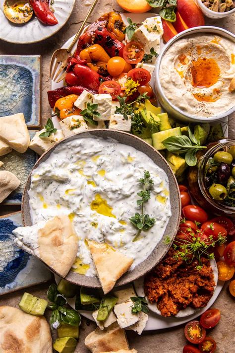 pestrá paleta gréckych predjedál (mezze)