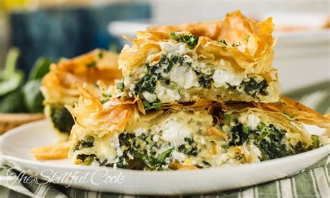čerstvá grécka spanakopita s filo cestom