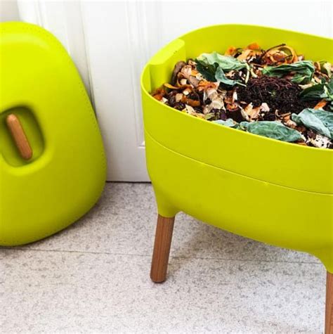 Tematické foto záhradného kompostéra s rozkladajúcim sa bioodpadom