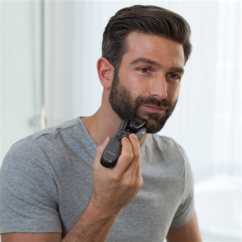 Porovnanie nástrojov na úpravu brady: zastrihávač, nožnice a britva