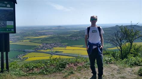 Infografika o prezimovaní ruží so zameraním na mulčovanie a ochranu