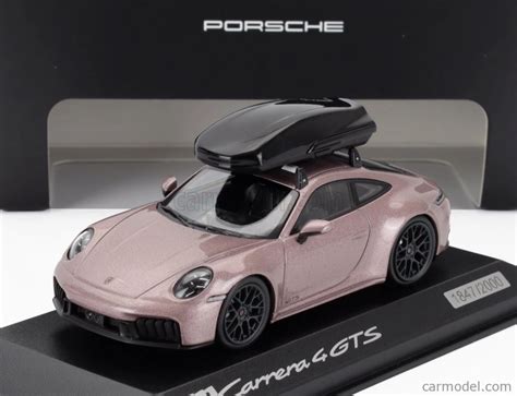 proces prípravy čučoriedkového sorbetu: rozmixované ovocie zmiešané so sirupom