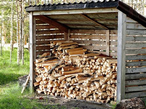 zväzky smrekového dreva pripravené na kúrenie