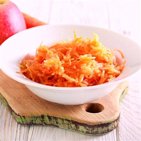 Ilustračná fotografia čerstvej mrkvy, zeleru a jablka pripravených na strúhanie.