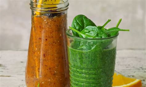 Štýlové fotografie rôznych druhov smoothie s viditeľnými zelenými listami špenátu.