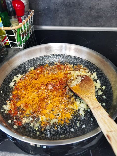 Zmes korenia a restovaná cibuľa na panvici