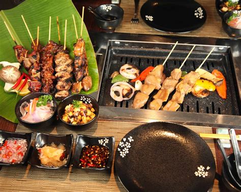 fotografia kórejského barbeque s mäsom na grile a rôznymi prílohami