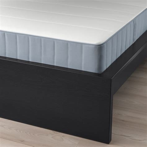 detailný záber na záhyb matraca s možným výskytom ploštíc
