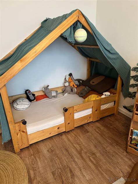 Interiér dreveného detského domčeka s matracom a hračkami