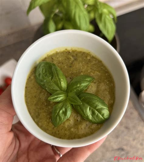 Fotografia čerstvého bazalkového pesta