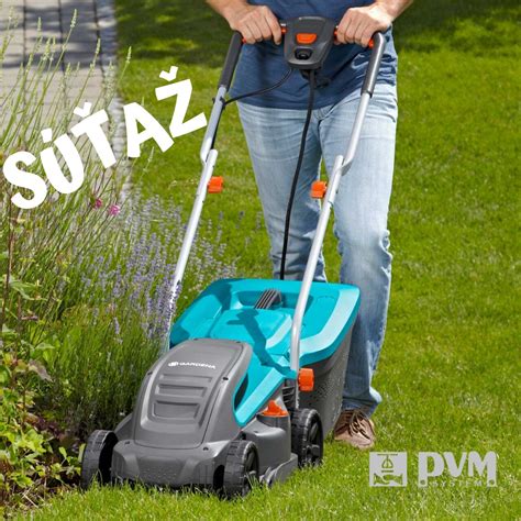 Ilustračná fotografia záhradníka pracujúceho s kosačkou a strihacími nožnicami v parku