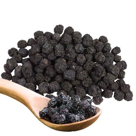 Koláž rôznych produktov z plodov muchovníka: džem, šťava, sušené plody