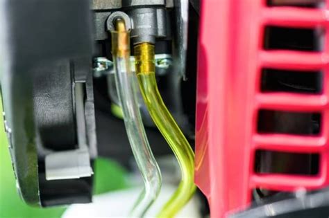 Detailná schéma benzínového motora kosačky so znázornením karburátora, zapaľovacej sviečky a vzduchového filtra