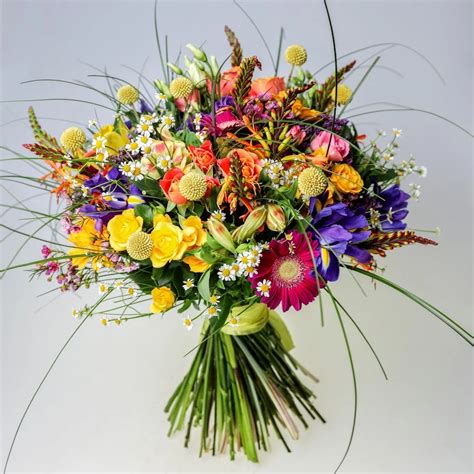 Fotografia svadobnej kytice z lokálnych sezónnych kvetov.