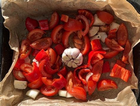 fotografia pečených paradajok s cesnakom a bylinkami na plechu