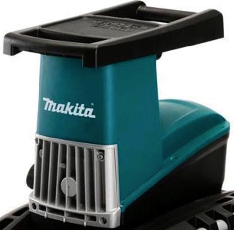 Detailný záber na frézovací valec a ovládací panel drviča Makita UD2500