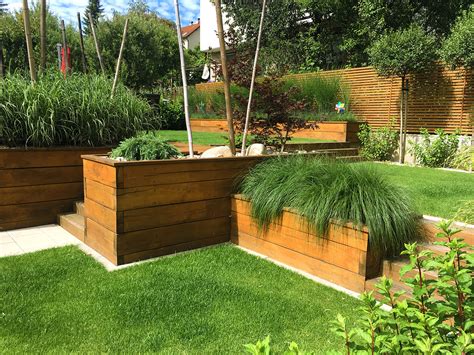 záhon s rastlinami oregana v záhrade