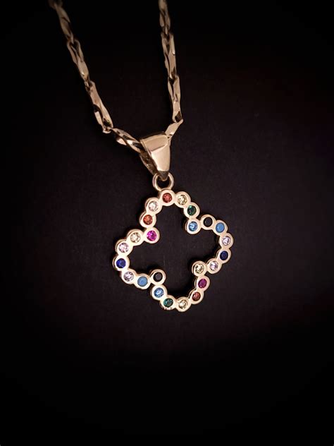 Detail kvitnúcej bugénviley s farebnými listeňmi