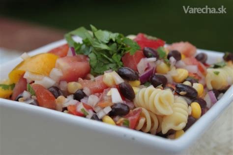 tanier s tradičným latinskoamerickým pokrmom s čiernou fazuľou