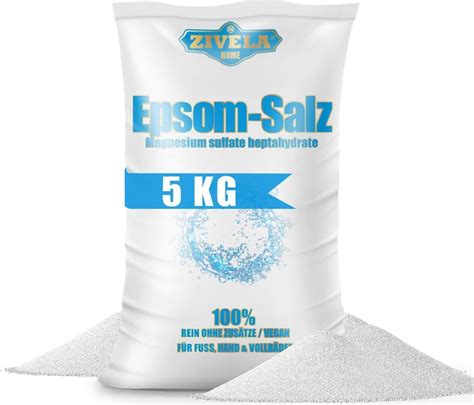 Tematické foto: epsomská soľ v záhrade, rozsypaná okolo stromu