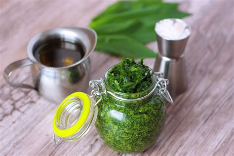 pesto z medvedieho cesnaku v sklenenom pohári