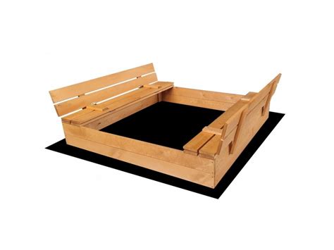 Detail dreveného pieskoviska s integrovanými lavičkami a pevným krytom.