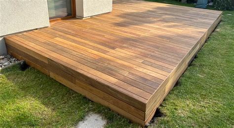 Detailný pohľad na perodrážkové spojenie drevených lamiel pri stavbe stien záhradného domčeka.