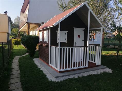 Ukážka nanášania tenkovrstvovej lazúry na drevený povrch záhradného domčeka.