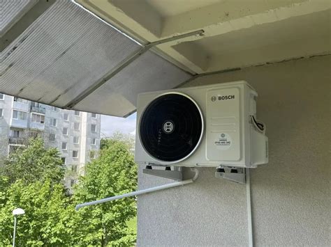 Ilustrácia zberu kondenzátu z klimatizácie do nádoby